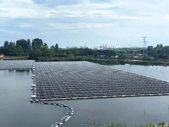 全球足跡 | 運行2年，九游会·(j9)官方能源打造水麵光伏電站的“克萊因藍”樣本